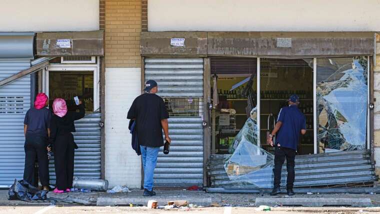 Looting incidents in Philadelphia results to the arrest of 72 people. (Photo: NBC News)
