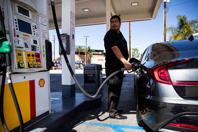 Gasoline prices falling to their lowest point is said to be a small victory against inflation. (Photo: Money)